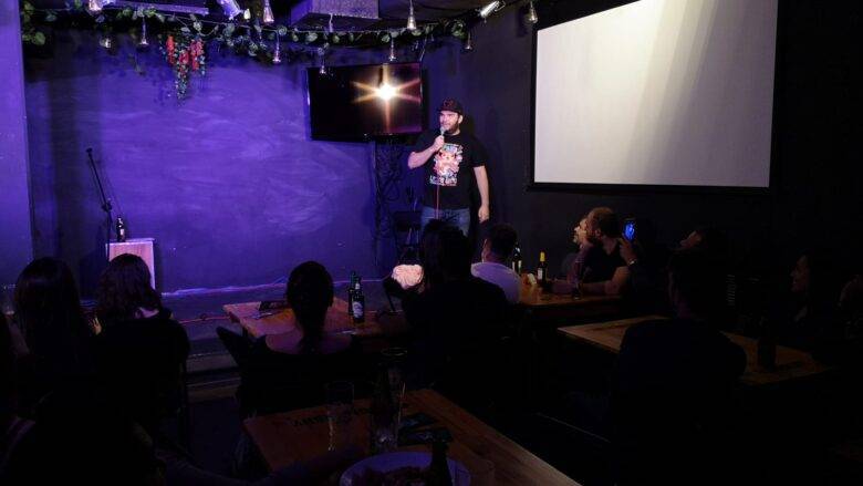 Chadmax - comedia stand-up en español en Berlín en el show de conquistadores y tercermundistas