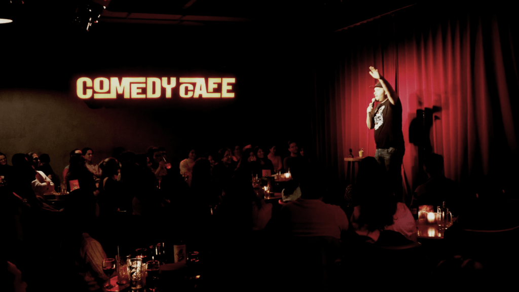 Foto de Chadmax haciendo comedia stand-up en español en Amsterdam, abriendo el show de la cotorrisa en Octubre 2022
